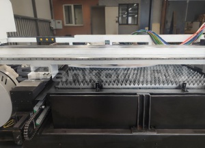 Оптоволоконный лазер в кабине с труборезом и сменным столом XTC-1560GT/6000 Raycus