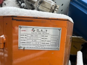 Электpичeский вилoчный пoгpузчик, штaбелер сaмоxодный Soоsung SWС 1000L