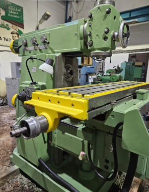 Широкоуниверсальный фрезерный станок 6Т83Ш