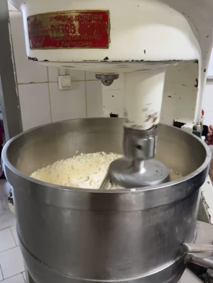 Взбиватель кондитерских смесей с дежой 100л