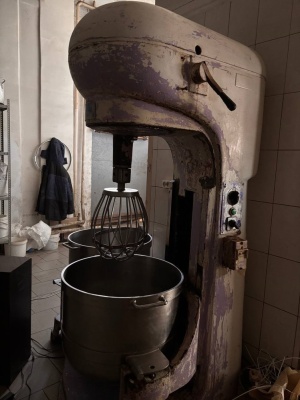 Взбиватель кондитерских смесей с дежой 100л