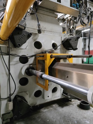 ТПА Chen Hsong Machinery SM250TSV в комплекте с роботом-укладчиком и автоматической запайкой ГП в полурукав