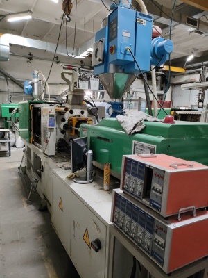ТПА Chen Hsong Machinery SM150TS в комплекте с роботом-укладчиком и поворотным столом