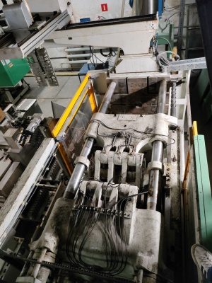 ТПА Chen Hsong Machinery SM250TSV в комплекте с роботом-укладчиком и автоматической запайкой ГП в полурукав