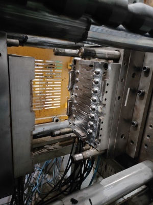 ТПА Chen Hsong Machinery SM150TS в комплекте с роботом-укладчиком и поворотным столом