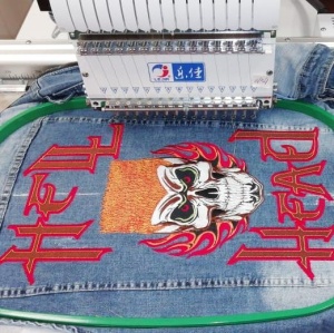 Профессиональная вышивальная машина на 15 ниток с пяльцами для кепок