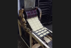 Ротационная машина для формовки сахарного печения