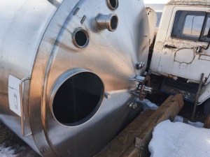 вертикальный технологический резервуар (реактор) из нержавеющей стали объёмом 14000 л. с рубашкой