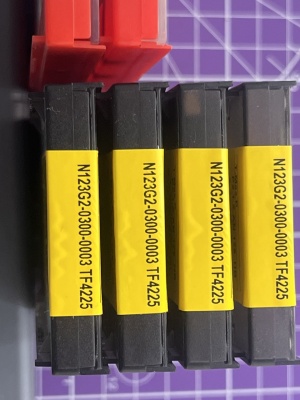 Резец отрезной канавочный MGER2525-3C (+ ПАЧКА ПЛАСТИН SANDVIK - 10 пластин, толщ 3мм)