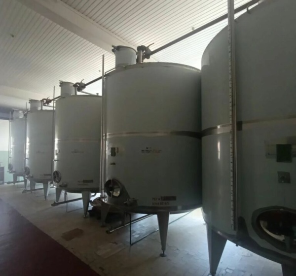 Емкости нержавеющие, объем -12 куб.м., вертикальные