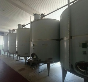 Емкости нержавеющие, объем -12 куб.м., вертикальные