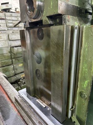 Инструментальный Широкоуниверсальный фрезерный станок TOS FN40