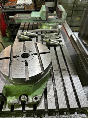 Инструментальный Широкоуниверсальный фрезерный станок TOS FN40