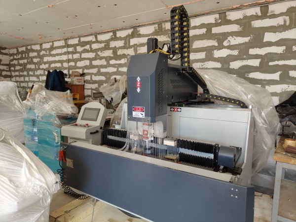 Одношпиндельный фезерный лазерный станок с ЧПУ