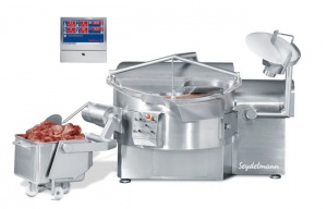 Много оборудования для производства мяса, колбас