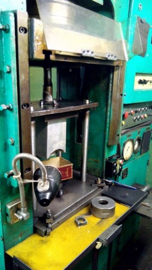 Пресс-автомат гидравлический для прессования изделий из пластмасс ДБ2426
