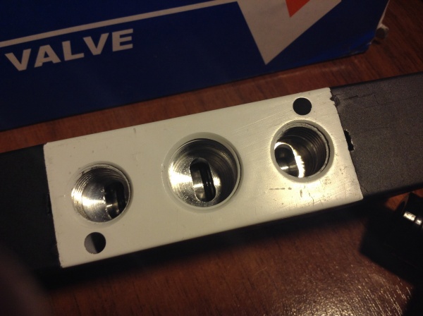 Пневмораспределитель - пневматический электромагнитный клапан 5/2 12 ...