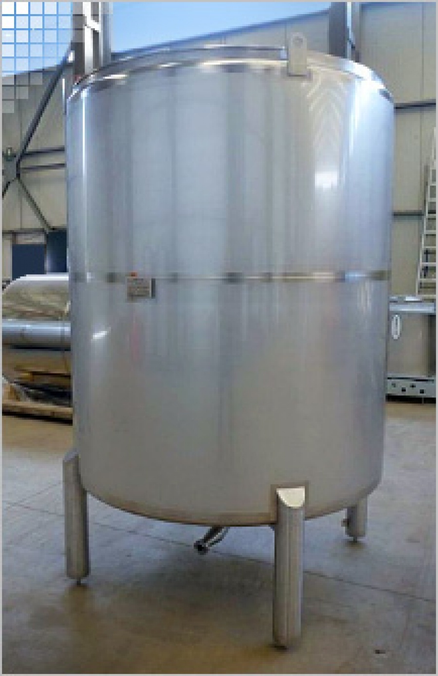 Бак питательный 2000 литров из нержавейки. Бак из нержавейки под давлением 800 литров. Емкость из пищевой нержавейки. Емкость из пищевой нержавейки. Емкость из пищевой нержавейки.