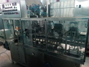 Фасовочный автомат УФАС-1200П молочных продуктов в упаковку пюр-пак и тетра-рекс с пробкой
