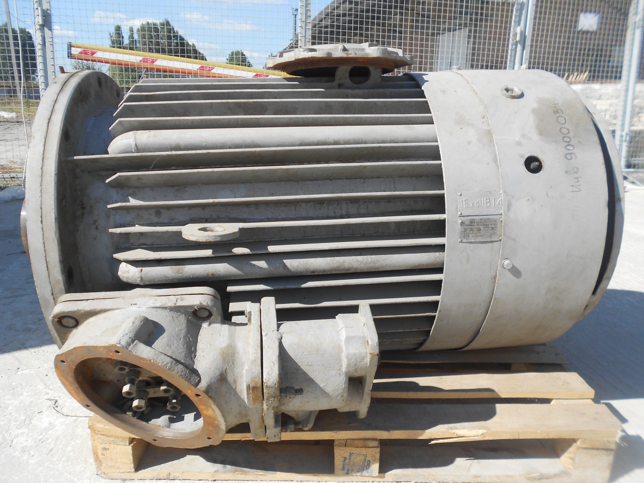 электродвигатель 315 квт. газовый контейнер. бирка насос цнс 180-170 на раме с эл. многоэлементный газовый контейнер. электродвигатель 315 квт 1500 об/мин.