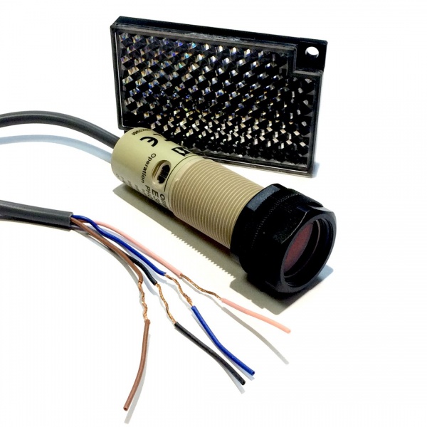 E3F2-R4B4-F Фотодатчик рефлекторного типа, дист. 4 м, PNP, фикс. чувств, пласт., кабель 2м, с рефлектором Omron E3F2-R4B4F