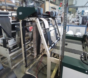 Автоматическая машина для производства пакетов типа «мусорный мешок», «фасовка» в рулоне с сервоприводом с автоматической сменой рулонов