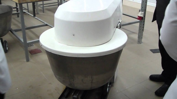 Тестомес ТММ-140 односкоростной с дежой из угл. (140 литров)