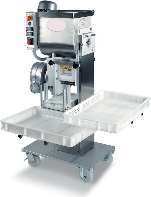 Автоматическая тестороскаточная машина 20 – 50 кг/час с насадками для макарон