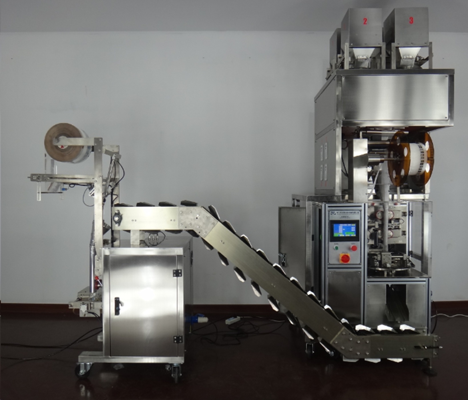 mashina dlya upakovki chaya v piramidki