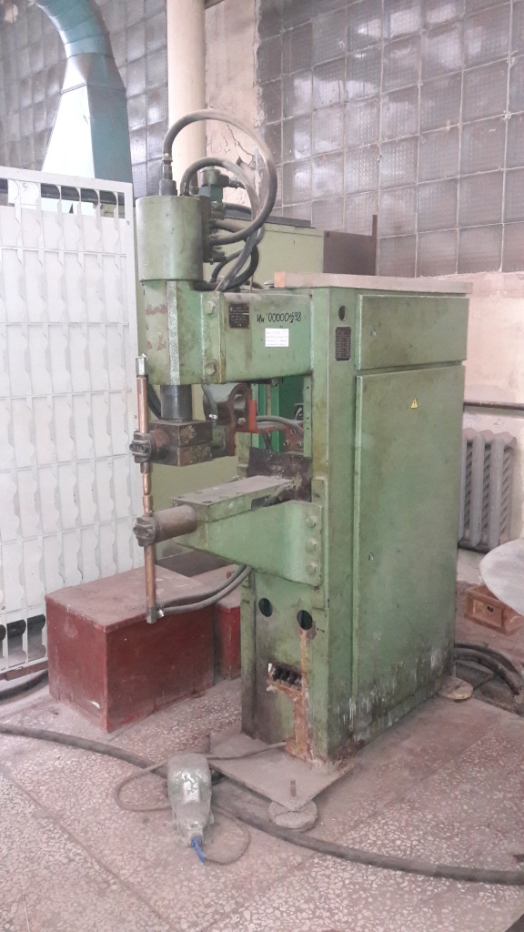 mashina kontaktnoj tochechnoj svarki mt