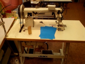 Промышленная швейная машина JUKI TNU 243 - для тяжелых материалов, строп, тентов, брезента, неопрена, кожи, и др. тяжелых материалов