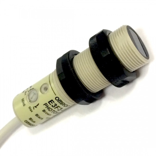 E3F3-D32 Оптический датчик М18, PNP, кабель 2 м, диффузный 100-300 мм OMRON