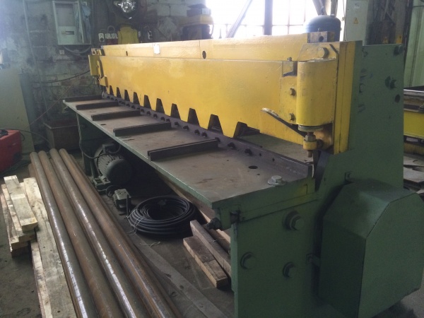 Гильотина для резки листового металла 2500*4 купить в Екатеринбурге по ...