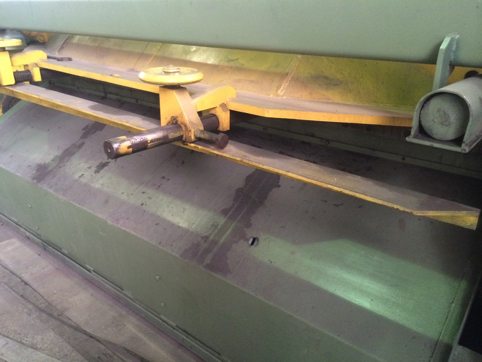 Гильотина для резки листового металла 2500*4 купить в Екатеринбурге по ...