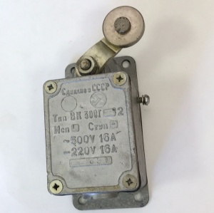 ВК-200-БВ-11-67У2-24 Концевый (путевой) выключатель,V-образный рычаг с роликом на каждом плече, без сальника, ход влево, без cамовозв (СССР)