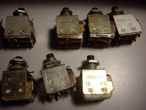 Кнопки малогабаритные КМ2-1 13 штук Фото реальное Цена 80 руб Предназначены для работы в закрытых стационарных и передвижных установках и