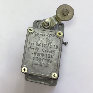 ВК-300-БВ-11-67У2-25 Концевый (путевой) выключатель, V-образный рычаг с роликом на каждом плече, с сальником, ход вправо влево, IP67 (СССР)
