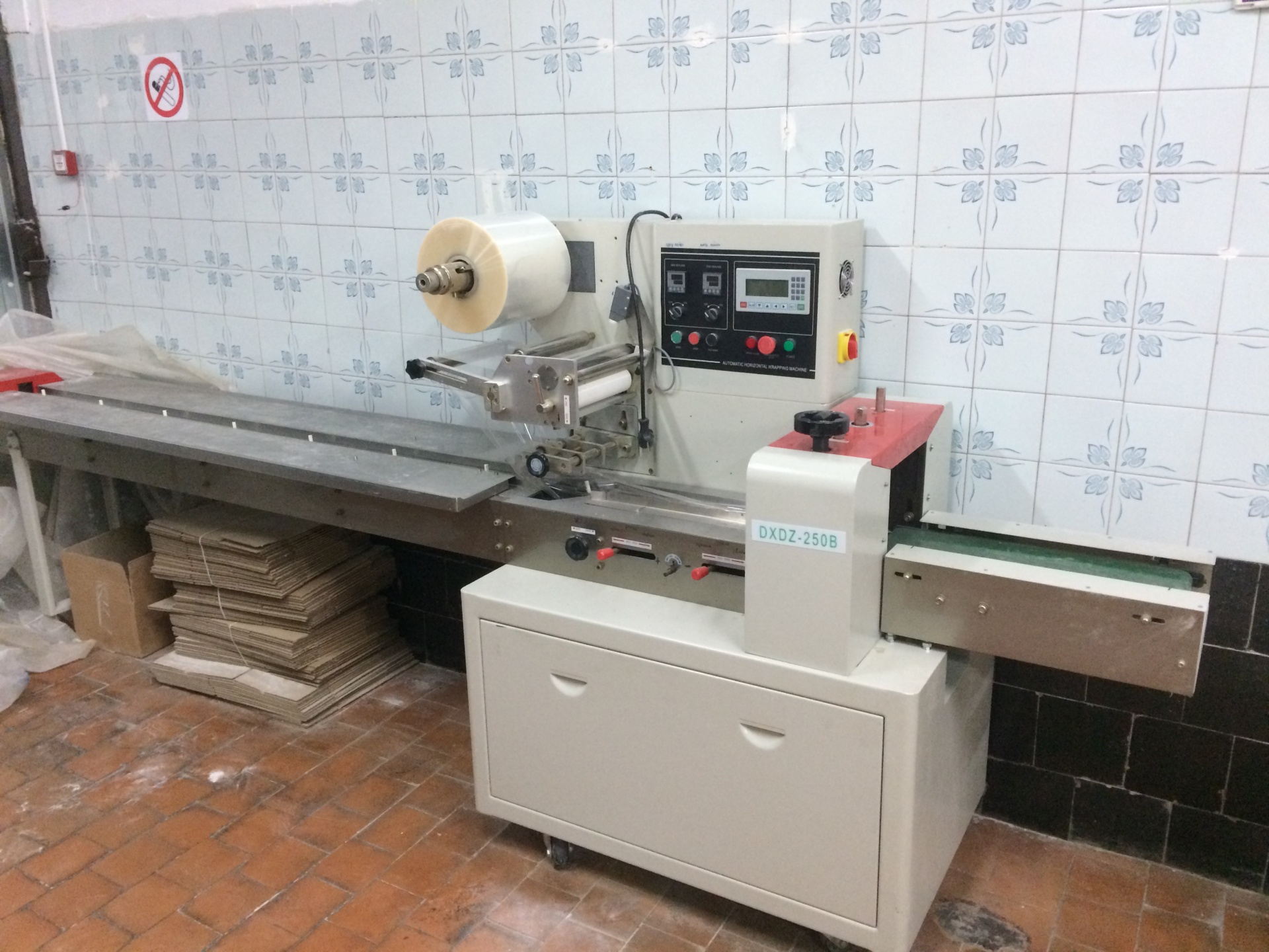 Горизонтальная упаковочная машина dxdz. Флоупак DXDZ 250. DXDZ-250. Горизонтальная упаковочная машина DXDZ-450b.
