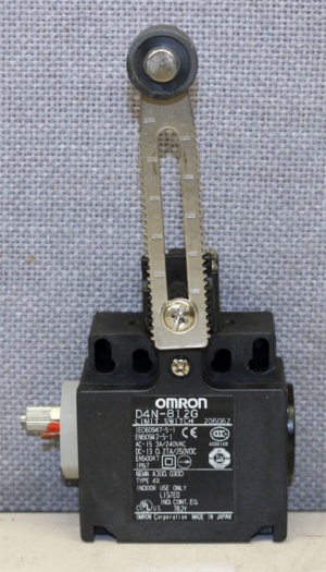D4N-812G Концевой выключатель безопасности, Регулируемый рычаг с роликом, фиксируемый (металл. рычаг, пластм. ролик)