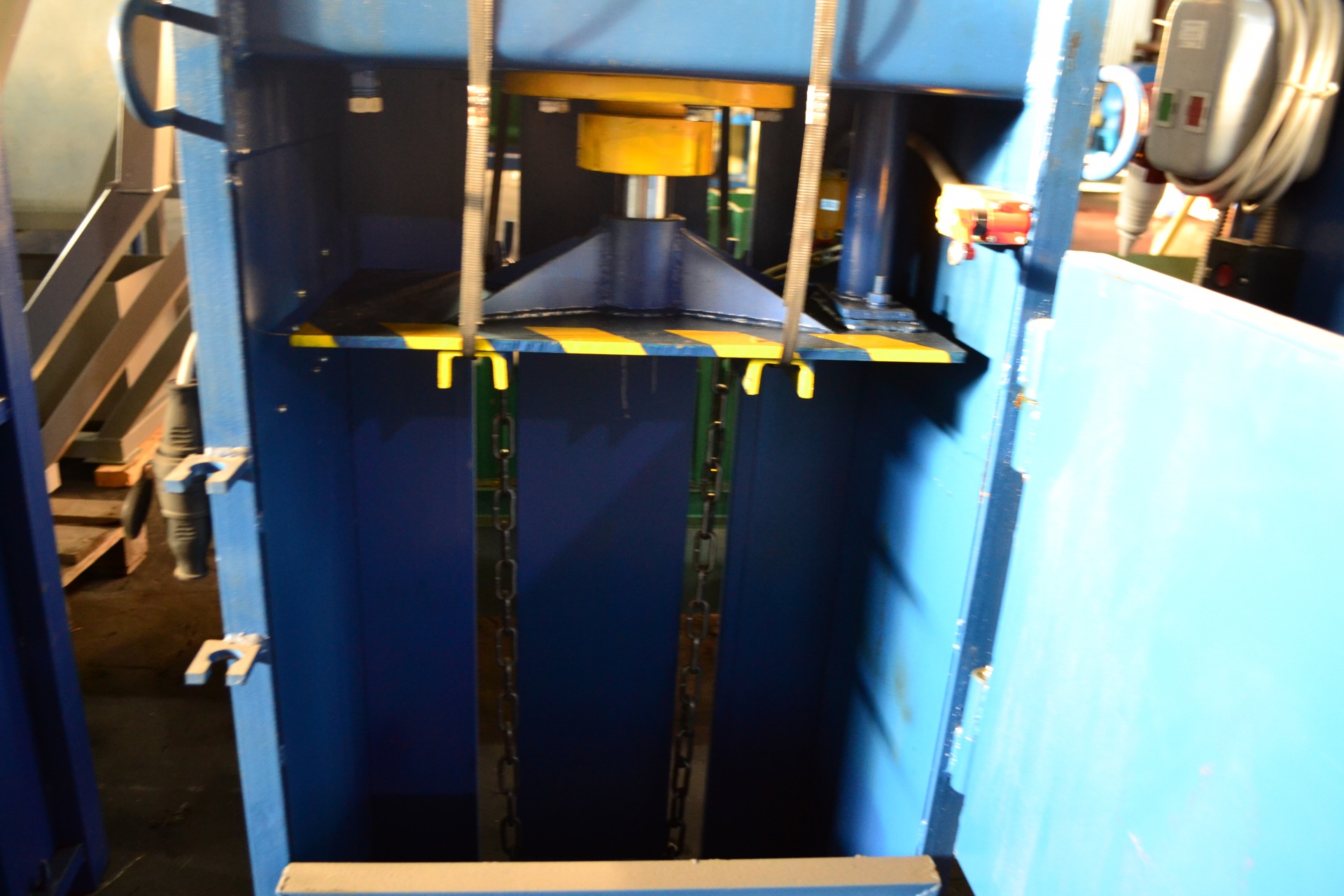 Пресс для отходов, ТБО, макулатуры, пленки купить в Москве