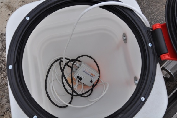 Сеялка- разбрасыватель с электроприводом от батареи 12в