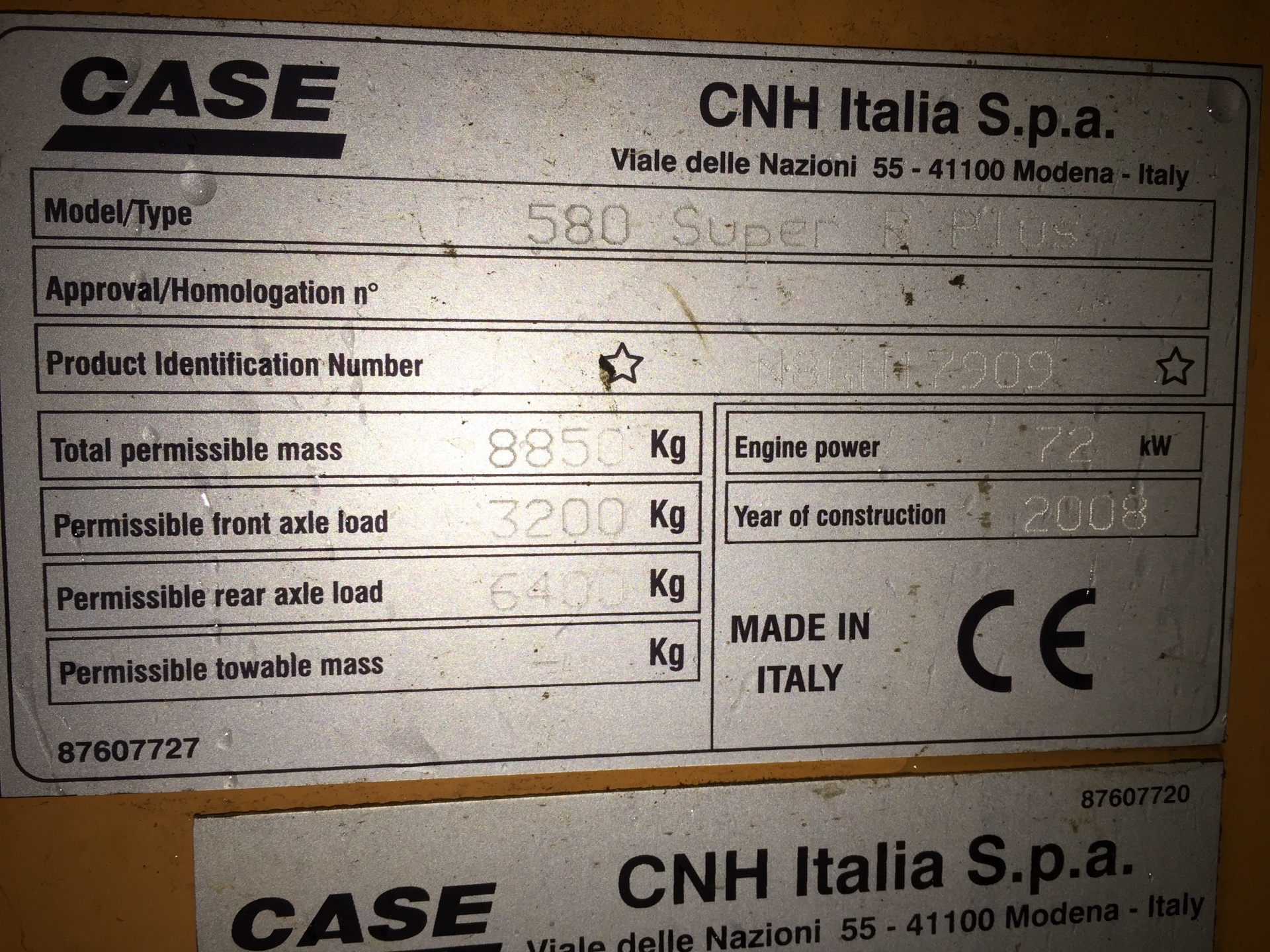 Vin экскаватора. Заводской номер Case 580 le. VIN номер Case 580. Номер на раме погрузчика Case.