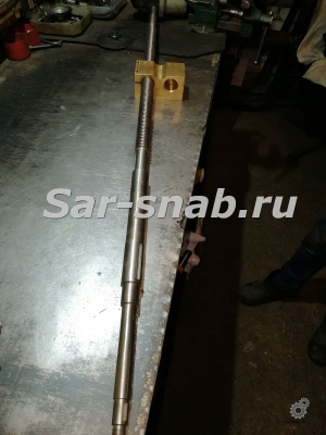 Винт поперечной подачи с гайками для станков