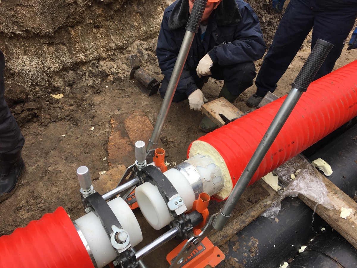 Материалы для монтажа трубопровода. Изопрофлекс монтаж. Прокладка труб Изопрофлекс. Монтаж труб. Полимерные трубы для тепловых сетей