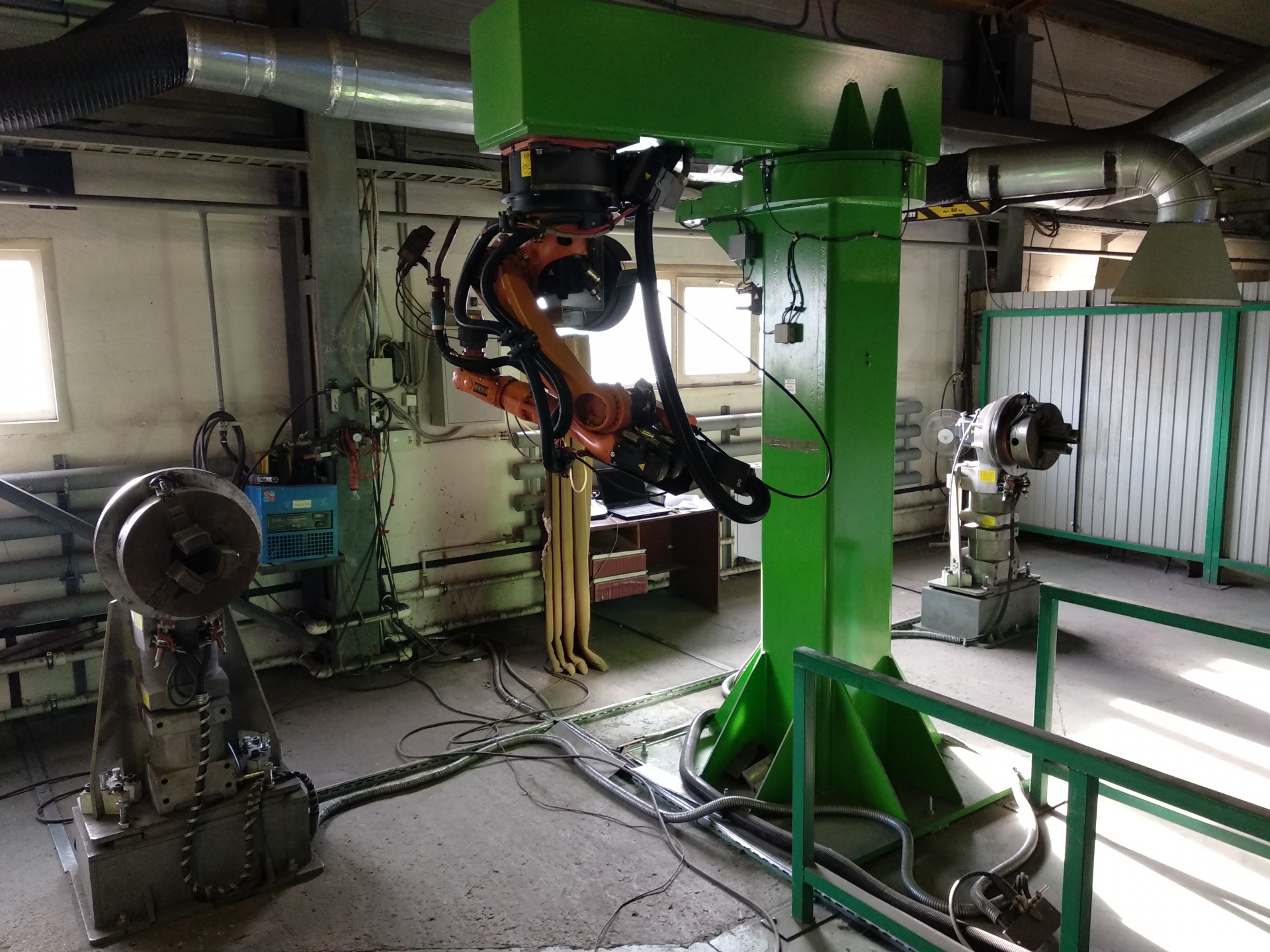 роботизированный сварочный комплекс fanuc. роботизированный сварочный комплекс. кука роботикс сварка. роботизированный сварочный комплекс stepsa1800. автоагрегатный завод скопин.