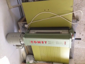 Электрический станок COMET для нарезки меха и кожи на полосы