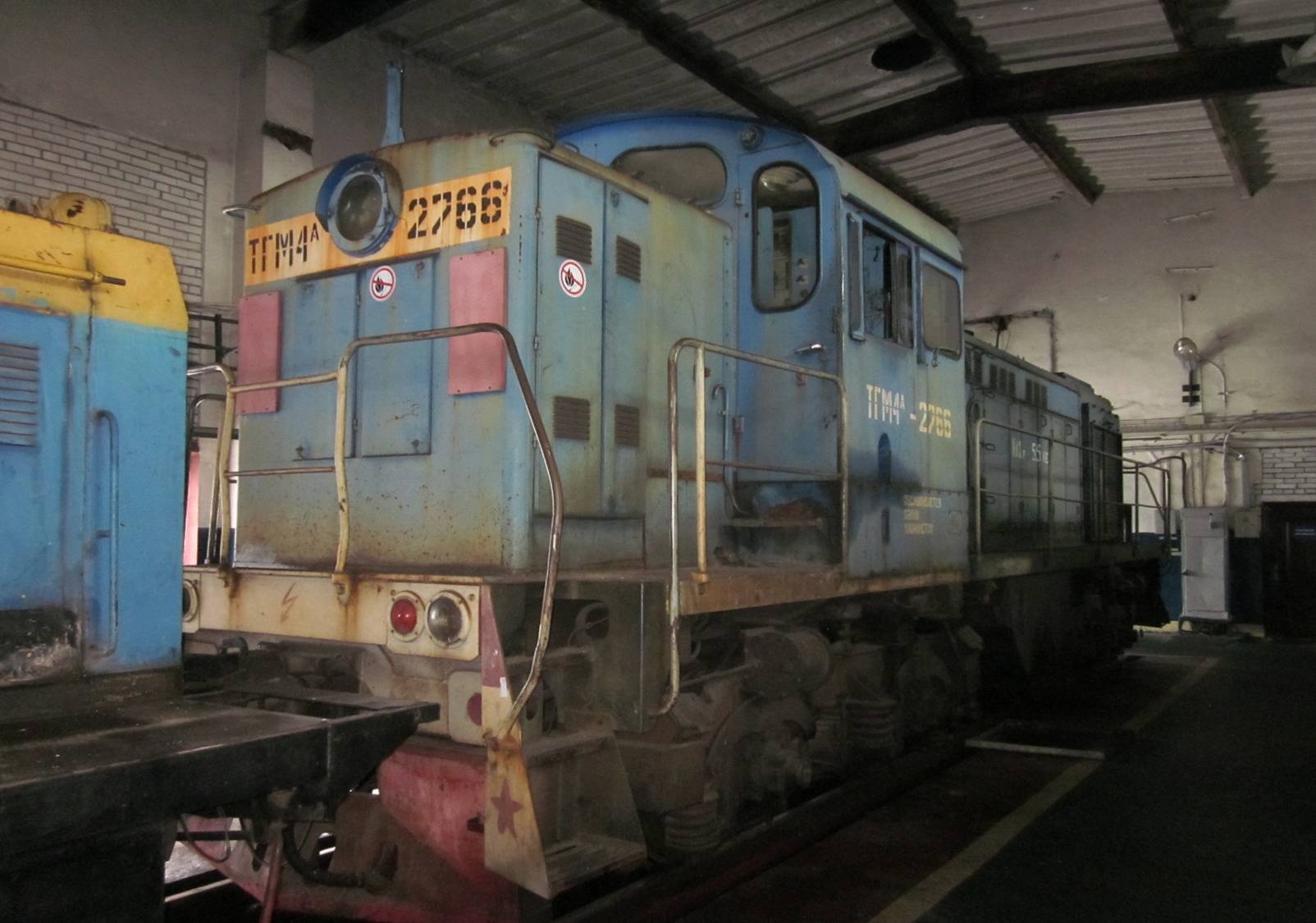 Эксплуатация тепловоза. Слесарь локомотивного депо. Охрана труда ремонтное депо тепловоза. Чмэ3 тепловоз депо железнодорожный. Ремонтное депо тепловозов.