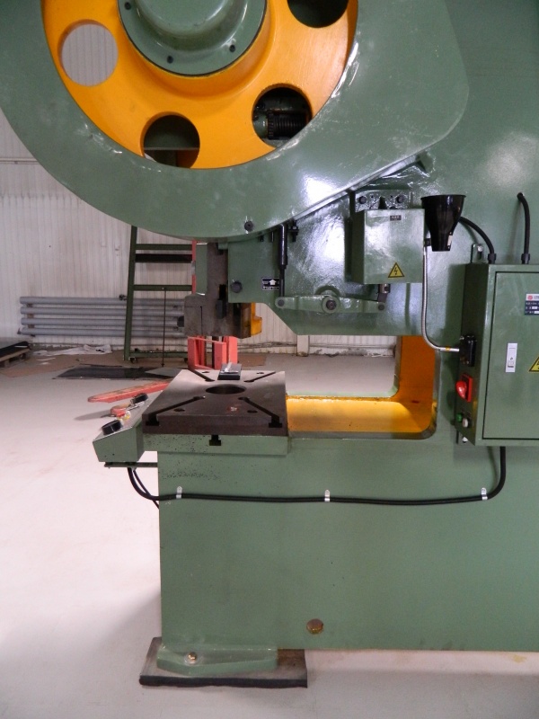 Пресс кривошипный механический с закрепленным рабочим столом на с-образной станине с глубоким вылетом J21S-40