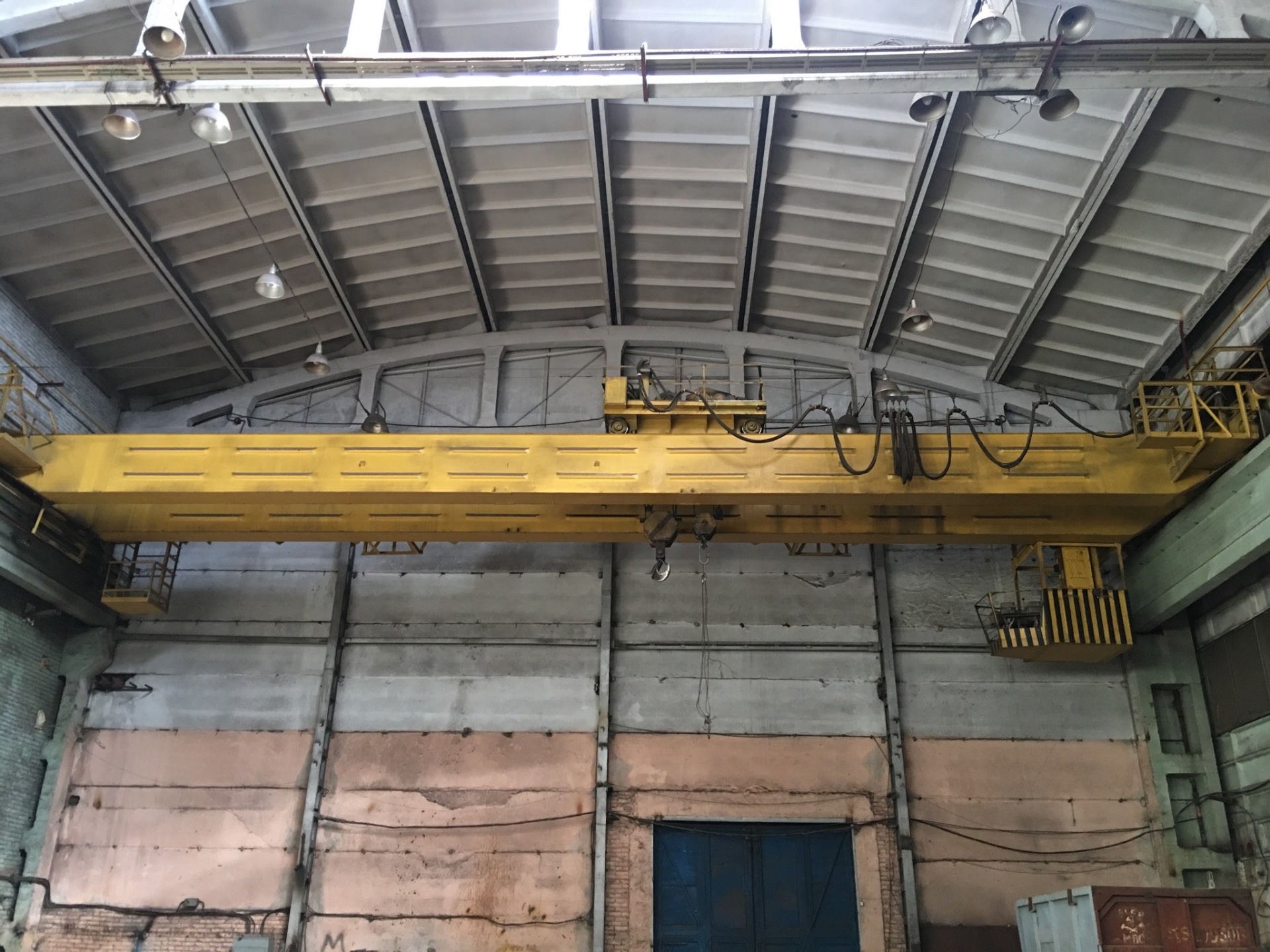 Погрузка леса козловым краном. Мостовые краны бу. Краны мостовые грузоподъемность 32 тонны. Мостовой кран demag 10 т. Мостовые краны бу.