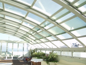Прозрачные раздвижные алюминиевые крыши, зимние сады, мобильные теплые павильоны, опускающиеся окна